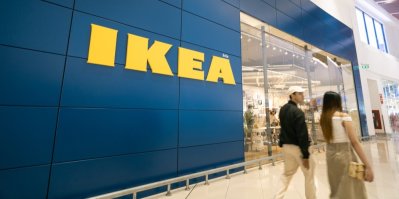 2 lidé procházející před prodejnou IKEA