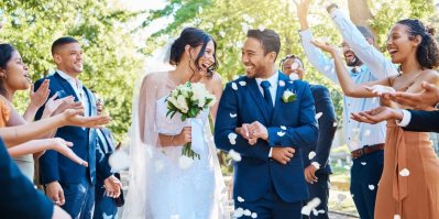 Vyhněte se jako svatebčan pořádnému faux pas. Doma nechte bílé nebo sportovní oblečení