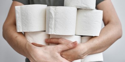 Čtyři ruličky toaletního papíru