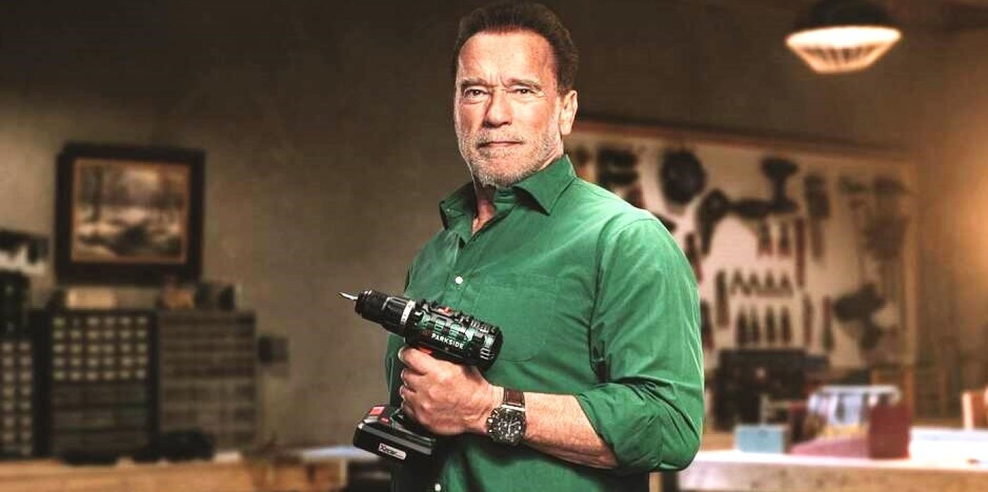 Arnold Schwarzenegger drží šroubovák Parkside