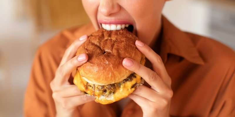 Dietní limonády, párky v rohlíku a další ultrazpracovaná jídla zkracují život a přispívají k demenci, potvrdili vědci