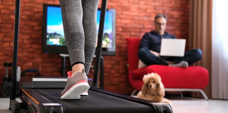 Hubnout se dá i u televize nebo počítače. Chodicí pásy jsou lepší než běžecké, potvrzují Češi
