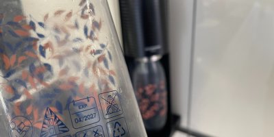 Detail lahve SodaStream s datem expirace