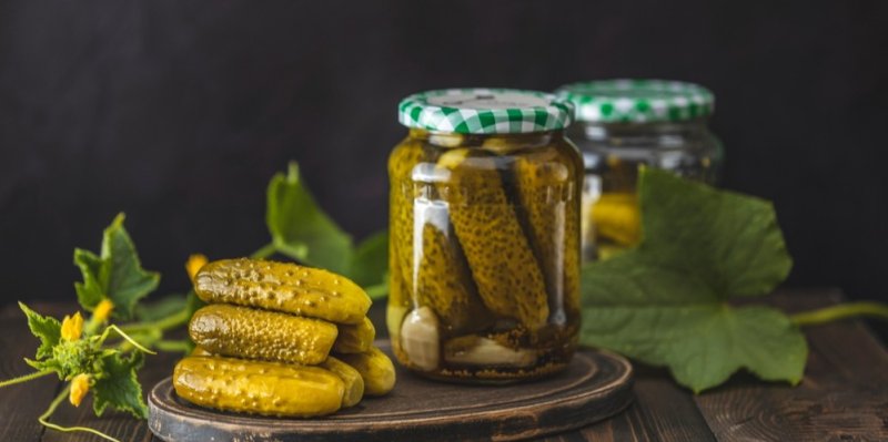Pijete nálev z nakládaných okurek? Expert varuje před zdravotními riziky