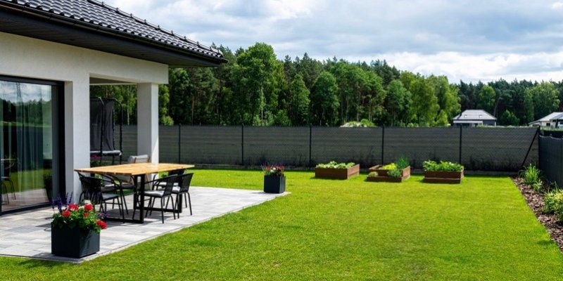 Patří geotextilie na plot? Odborníci vysvětlují, proč dělají majitelé zahrad velkou chybu