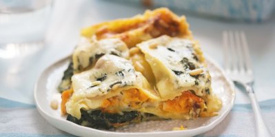 Lasagne s dýní na bílém talíři