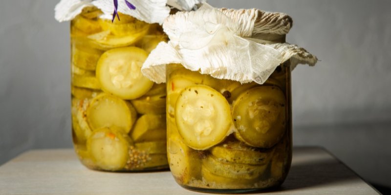 Pikantní nakládané cukety: Ideální způsob, jak zpracovat přebytky ze zahrádky