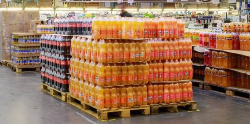 Za chvíli budeme platit i za to, že dýcháme: Češi se rozčilují kvůli plánované dani na slazené nápoje