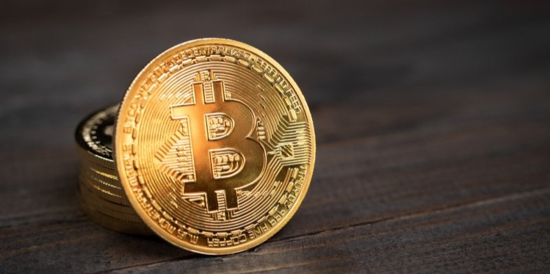 Bitcoin ztratil hodnotu o půl milionu korun, ale už zase posiluje. Co se děje?