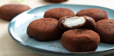 Tiramisu mochi na talířku