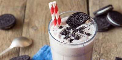 Domácí milkshake s čokoládou a sušenkami Oreo