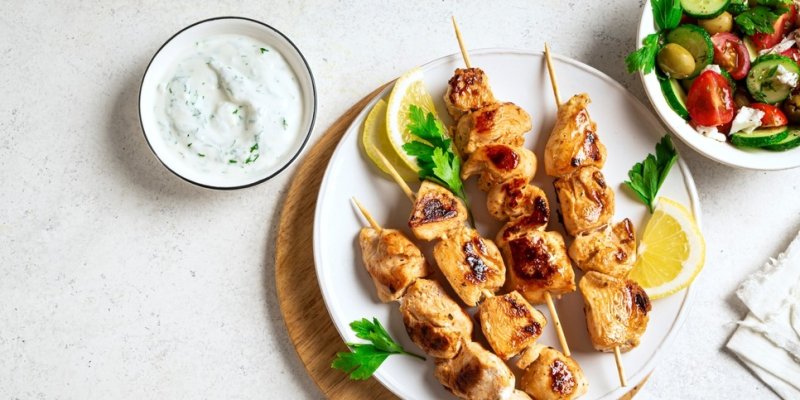 Stýská se vám po Řecku? Připravte si kuřecí špíz s tzatziki, jídlo, na které Řekové nedají dopustit