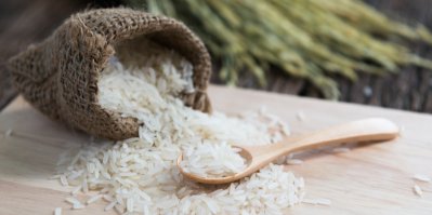 Pytlík s vysypanou jasmínovou rýží, dřevěná lžíce
