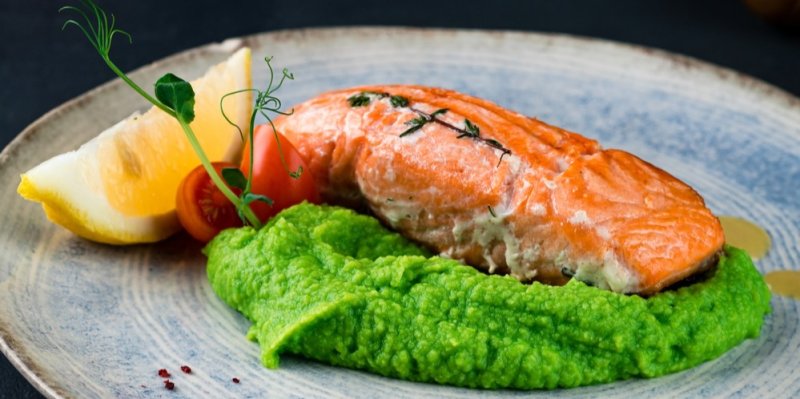 Recept na božího rychlého lososa! Proč ho pocukrovat, jaký používat olej a je z pánve ten nejlepší, prozradí šéfkuchař