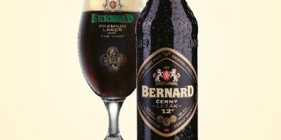 Pivo Bernard v lahvi a ve sklenici