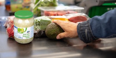 V obchodech se prodávalo zelí s úlomky skla. Velký řetězec varuje před jeho konzumací a vrátí vám za něj peníze