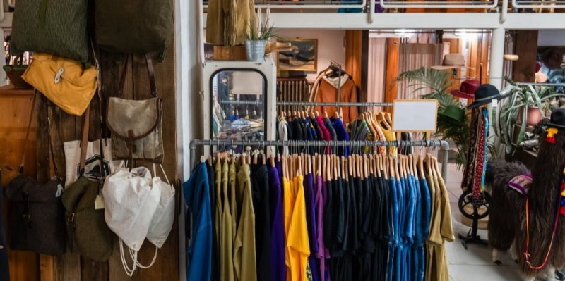 Od příštího roku bude povinná recyklace oblečení. Lidem a obcím se nákup nového oblečení prodraží