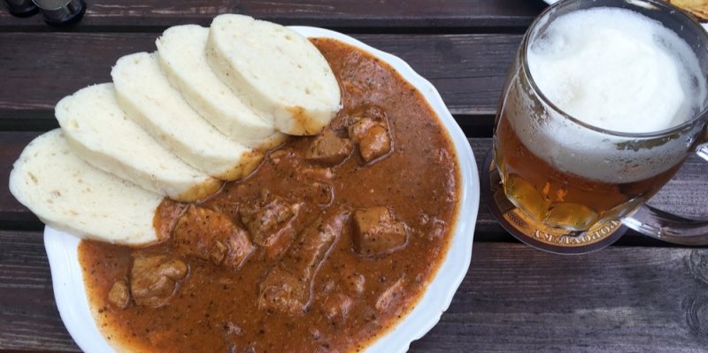 Jak připravit dokonalý guláš? Kvůli těmto chybám s kořením vždy zhořkne a maso není měkké