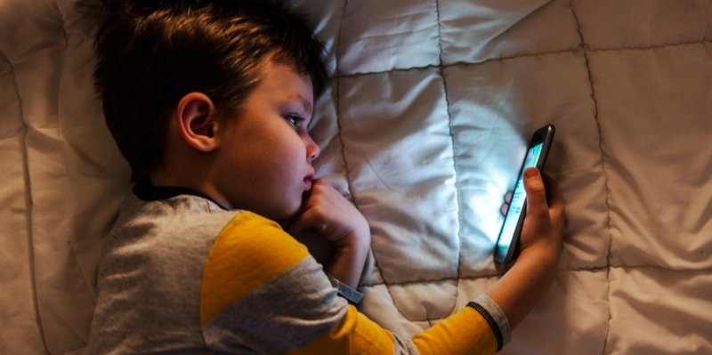 Mobilní operátor vyzývá rodiče, aby dětem nekupovali smartphony dřív než v jedenácti