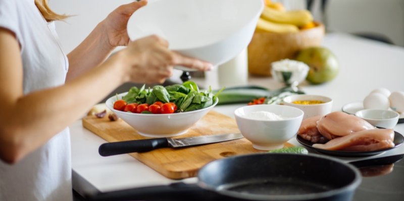 Tento recept vám vyřeší večeři, když hubnete! Salát pro lidi na dietě