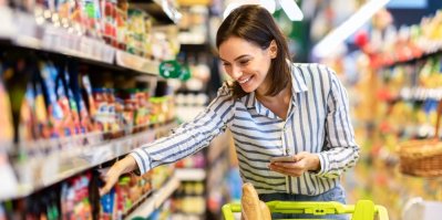 Žena nakupuje v supermarketu