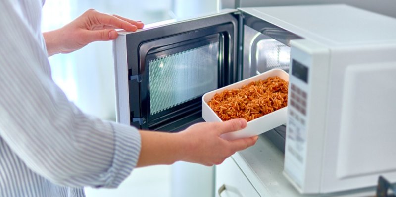 Ohříváte jídlo v krabičkách v mikrovlnce? Možná si pak „dopřáváte“ dávku mikroplastů a chemikálií