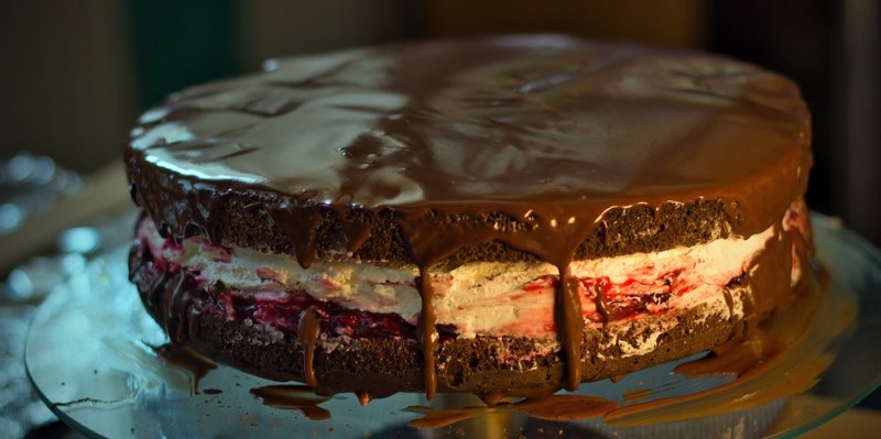 Recept na čokoládový dort s jemnou ovocnou náplní, který je upečený do půl hodiny a zvládne ho úplně každý