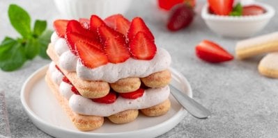 Vrstvené tiramisu s piškoty, jahodami a mascarpone