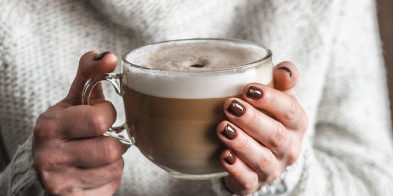 Jaké nehty jsou IN letošní podzim? Espresso, Cherry Coke a lesk jako blesk