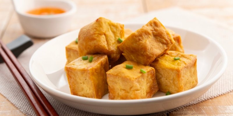 Chutnají vám rostlinné náhražky masa? 50 % Čechů se tofu, tempehu nebo veggie burgerům nebrání