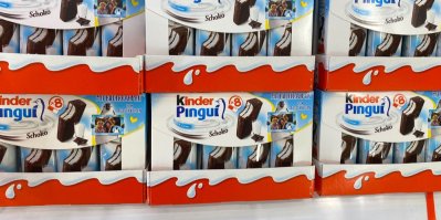 Regál s Kinder Pingui v supermarketu