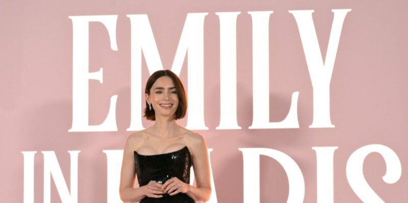 Emily in Paris řádí i v českých obchodech! Zboží s motivy seriálového hitu má Lidl, Rossmann, Sinsay i Alza