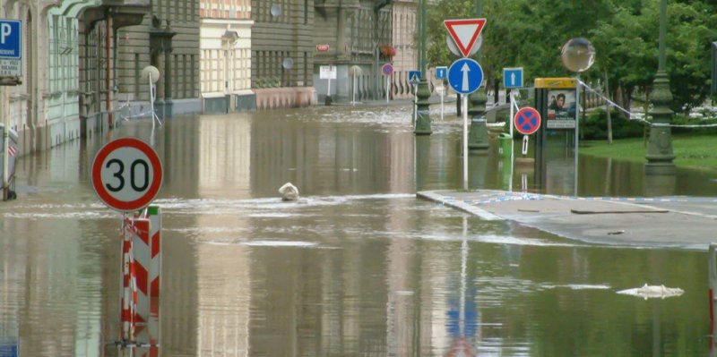 POVODNĚ: Jak pomoct lidem, kteří přišli o vše? Seznam adres potravinových bank, kam můžete zavézt svou pomoc osobně