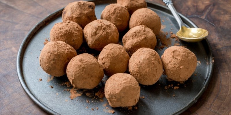 Tiramisu kuličky jen ze 4 ingrediencí, které jsou lepší než klasika na lžičku