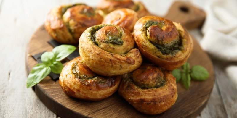 Recept na kynuté šneky se špenátem a brynzou, které zmizí z plechu dřív, než vychladnou