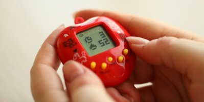 Ruce drží tamagotchi