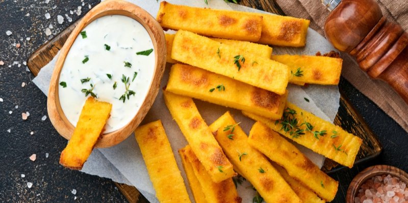 Křupavé polentové tyčinky se sýrovým dipem. Lehká a zdravá svačinka i snack jen tak k televizi