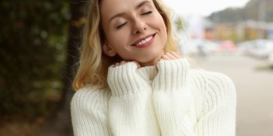 Žmolky a zápach: Temná stránka umělých svetrů z polyesteru, o které se nemluví