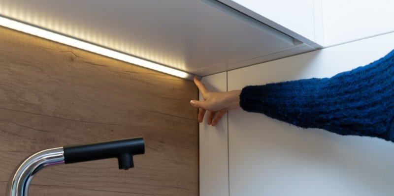 Praktické LED světlo s čidlem za pár korun vám ušetří majlant. Ocení ho rodiny s dětmi i zapomnětlivci