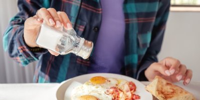 Žena jí hranolky a burger