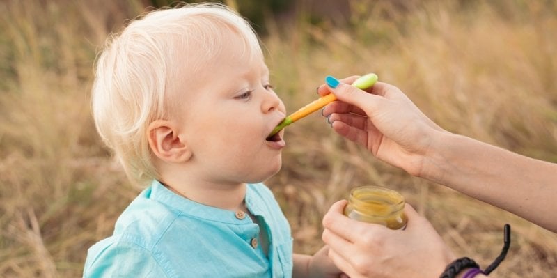 Dětské přesnídávky nemají vždycky „čisté“ složení, při výběru řešte cukr, ovoce i pesticidy, radí nutriční specialistka