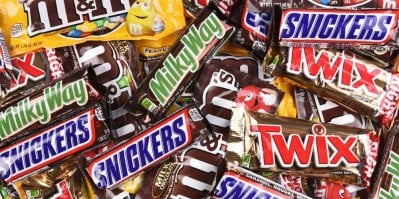 Mix čokoládových tyčinek Snickers, MilkyWay, Twix a M&M's bonbonů.