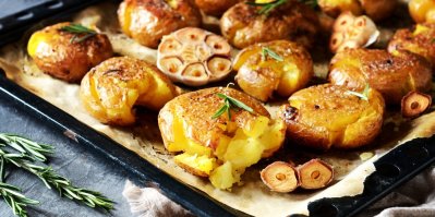 Hitem internetu jsou pečené mačkané brambory s česnekem a rozmarýnem. Příprava je naprosto jednoduchá