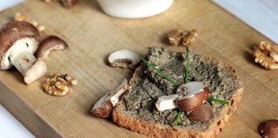 Trochu paštika, trochu pomazánka: Výborná houbová specialita s křupavým chlebem!