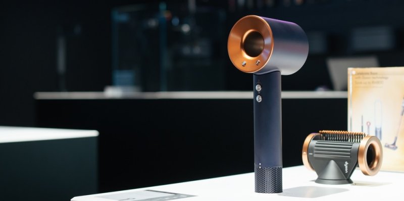 Vyplatí se kupovat drahý fén Dyson? Našli jsme levnější alternativy, které používají i profesionální kadeřníci