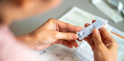 Lékárny evidují zvýšený zájem o covidové testy. Na co si dát pozor při používání starších sad, které máte doma?