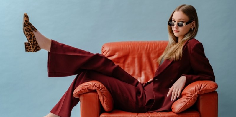 Barvou podzimu 2024 je tajemná burgundy. Jak ji stylově kombinovat? Zeptali jsme se stylistky