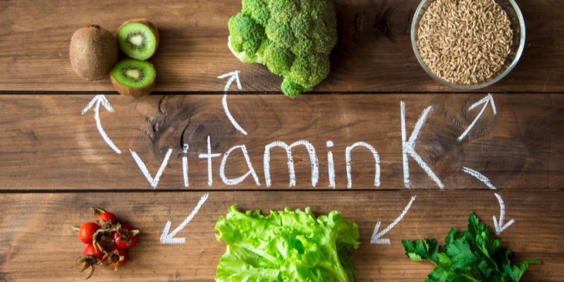 Vitamín K: Mocný spojenec pro zdravé srdce a klouby. Kombinovat byste ho měli s jiným důležitým vitamínem