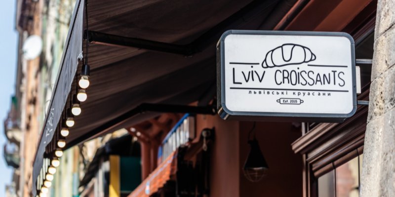 Ukrajinský Lviv Croissants má za sebou první měsíc v ČR, konkuruje fast foodům i cukrárnám. Co říkají zákazníci?