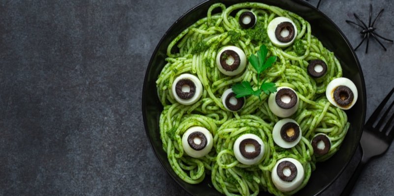 Strašidelné špagety s bazalkovou omáčkou a duchy: Perfektní recept na halloweenskou party